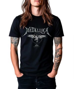 Czarna koszulka METALLICA "Est. 1981" na osobie z długimi włosami i tatuażami na rękach, białe tło.