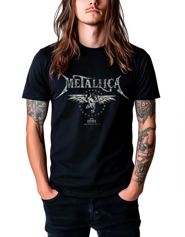 Czarna koszulka METALLICA "Est. 1981" na osobie z długimi włosami i tatuażami na rękach, białe tło.