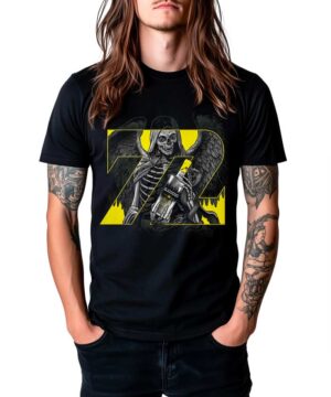 Czarna koszulka METALLICA Blackened Whiskey 72 Seasons z nadrukiem szkieletu ze skrzydłami i liczbą 22 na żółtym tle.