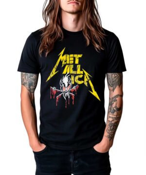 Czarna koszulka METALLICA "Bloody scary" z żółtym logo i ociekającą czerwienią grafiką pająka, noszona przez wytatuowaną osobę z długimi włosami.