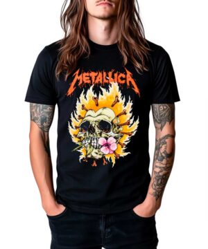 Czarna koszulka METALLICA z motywem płonącej czaszki i kwiatów, model "Burning flower skull", noszona przez osobę z tatuażami.