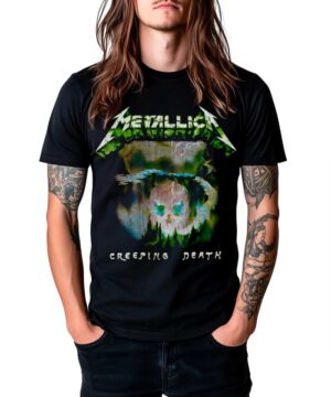 Czarna koszulka METALLICA "Creeping death" noszona przez osobę z długimi włosami i tatuażami, stojącą na białym tle.
