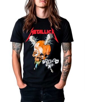 Czarna koszulka METALLICA "Damage Inc." oraz czarne spodnie, prezentowane przez osobę z długimi włosami i tatuażami.