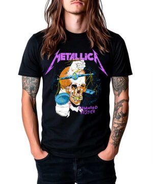 Czarna koszulka METALLICA "Damaged Justice" z kolorową grafiką czaszki, noszona przez osobę z rękami w kieszeniach.