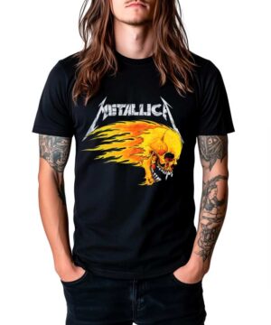 Czarna koszulka METALLICA "Flaming skull" noszona przez osobę z długimi włosami i wytatuowanymi ramionami, stojącą z rękami w kieszeniach.