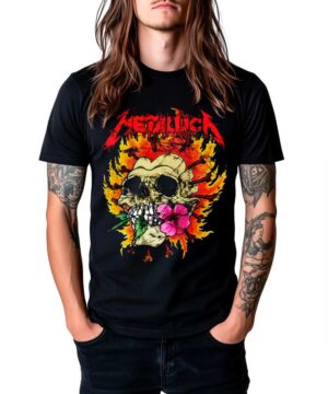 Czarna koszulka METALLICA "Flower skull" z nadrukiem czaszki, kwiatów i płomieni. Osoba z długimi włosami, tatuaże na rękach.