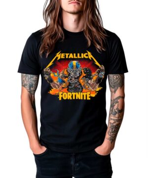 Czarny T-shirt METALLICA "Fortnite" z grafiką crossover, prezentowany przez osobę z długimi włosami i tatuażami.