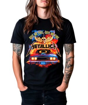 Czarna koszulka METALLICA "Give me fuel Give me fire" z nadrukiem auta, czaszki i tekstem piosenki; model z długimi włosami, tatuaże.