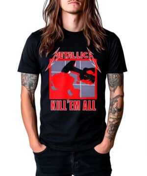 Czarna koszulka METALLICA "Kill 'em all" z czerwono-szarym nadrukiem, prezentowana przez osobę z długimi włosami i tatuażami.