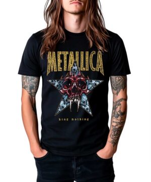Czarna koszulka METALLICA "King Nothing" z nadrukiem czaszki i gwiazdy, prezentowana przez osobę z długimi włosami i tatuażami.