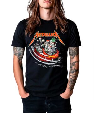 Czarna koszulka METALLICA "Lars Ulrich 1. Night World Tour" oraz czarne spodnie, prezentowane przez osobę z długimi włosami i tatuażami.