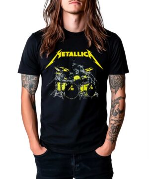 Czarna koszulka METALLICA "Lars Ulrich M72 drum set" z żółtą grafiką perkusji, noszona przez osobę z długimi włosami i tatuażami.