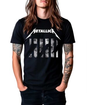 Czarna koszulka muzyczna METALLICA "M72 faces" na osobę z długimi włosami i tatuażami, czarne spodnie, białe tło.