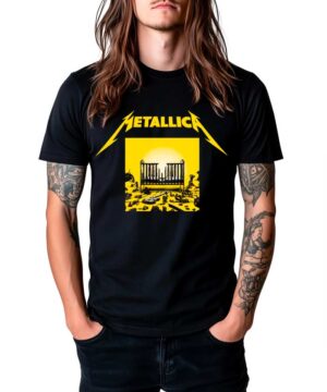 Czarna koszulka METALLICA "M72 Squared cover" z żółtym nadrukiem, noszona przez osobę z długimi włosami i tatuażami.