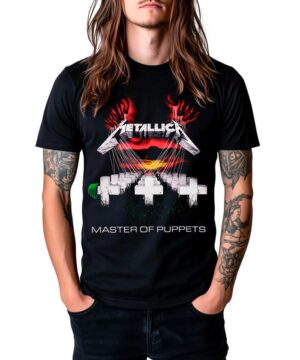 Czarna koszulka METALLICA "Master of Puppets cover" na model z długimi włosami i tatuażami, białe tło.