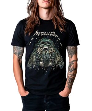 Czarna koszulka METALLICA "Moth into flame" z nadrukiem szczegółowego, potwornego motywu, noszona przez osobę z długimi włosami i tatuażami.