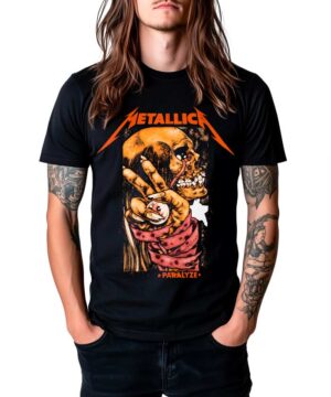 Czarna koszulka METALLICA "Paralyze" z grafiką szkieletu i znaku pokoju, noszona przez osobę z długimi włosami i tatuażami.