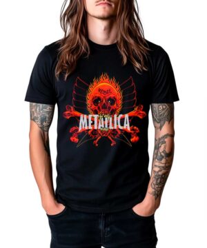 Czarna koszulka METALLICA "Rebel" z nadrukiem płonącej czaszki ze skrzydłami; idealna dla fanów muzyki rockowej.