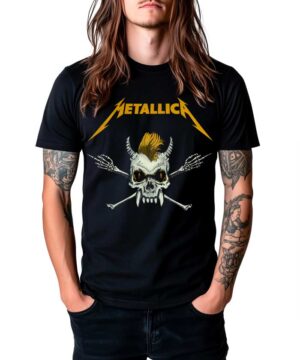 Czarna koszulka METALLICA "Scary guy" z żółtym napisem i grafiką czaszki ze skrzyżowanymi kośćmi, noszona przez osobę z tatuażami.
