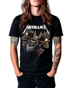Czarna koszulka METALLICA "Skull moth" z graficznym nadrukiem, noszona przez osobę z długimi włosami i tatuażami.