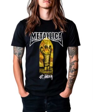 Czarna koszulka METALLICA "St. Anger" z nadrukiem okładki albumu, prezentowana przez osobę z długimi włosami i tatuażami.
