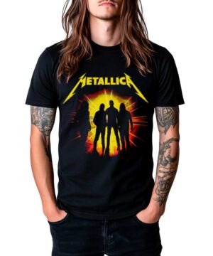 Czarna koszulka METALLICA "Strobes" z żółtym logo i sylwetkami czterech członków zespołu na tle ognistego wzoru.