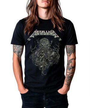 Czarna koszulka METALLICA "The Call of Ktulu" ze szczegółową grafiką, prezentowana przez osobę z długimi włosami i tatuażami.