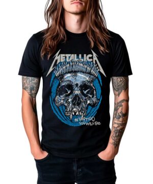 Czarna koszulka METALLICA "Vertigo" z nadrukiem czaszki i napisem "In Vertigo You Will Be", model z długimi włosami.