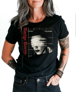 Czarna koszulka MARILYN MANSON "Chapter One" z czerwonym napisem i grafiką zakrytej twarzy, damska, długi włos, tatuaże.