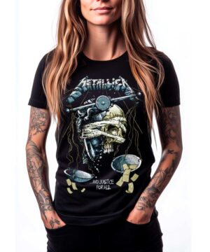 Czarna koszulka METALLICA "LP Justice" na tatuażystce, z rękami w kieszeniach, prezentowana na białym tle.