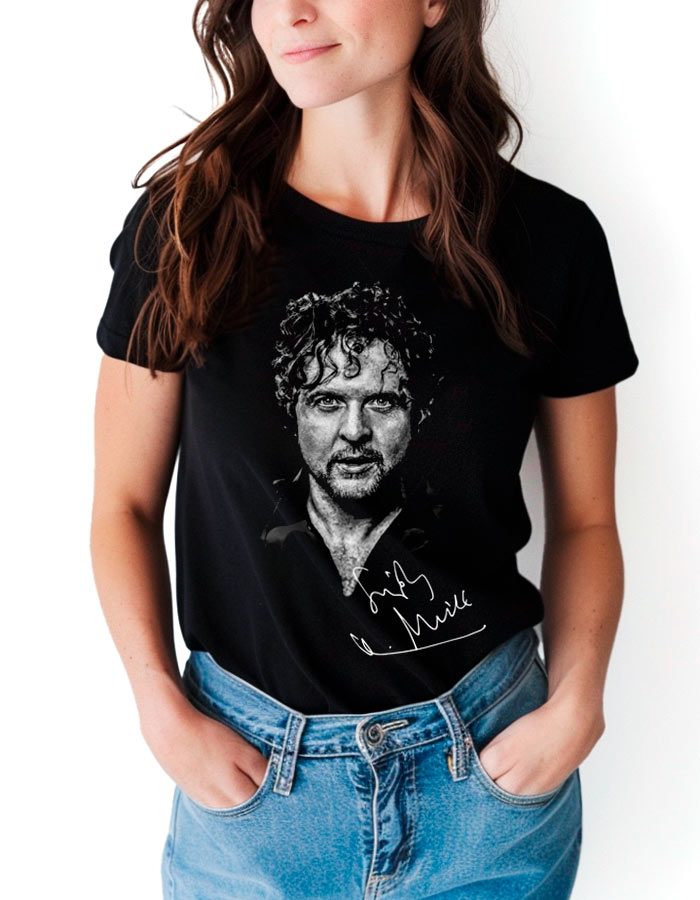 Czarna koszulka SIMPLY RED "Mick" z szarym portretem mężczyzny z kręconymi włosami i nadrukowanym podpisem.