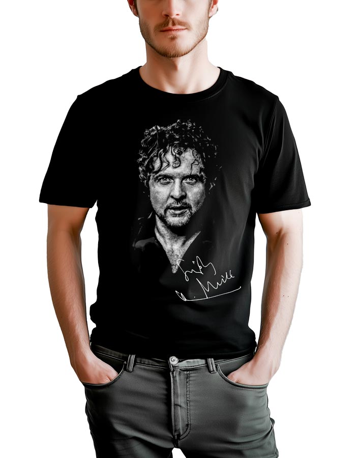 tshirt-meski-czarny-simply-red-mick-hucknall Czarna koszulka SIMPLY RED "Mick" z muzycznym motywem, szarym portretem i białym podpisem na przodzie.