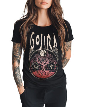Osoba z wytatuowanymi ramionami nosi czarną koszulkę damską GOJIRA "Cycles" z grafiką drzewa, stojąc z rękami w kieszeniach na jednolitym tle.