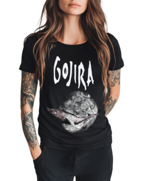 Osoba o długich włosach i wytatuowanych ramionach nosi czarną koszulkę damską GOJIRA "Latający wieloryb" z grafiką ryby i księżyca, stojącą na białym tle.