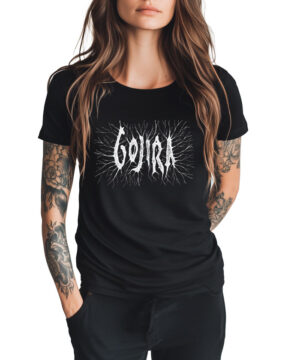 Kobieta z długimi włosami i tatuażami na ramionach ma na sobie koszulkę damską GOJIRA "Fortitude" - czarny t-shirt z nazwą zespołu napisaną pogrubioną, białą czcionką w stylu gałązki drzewa.