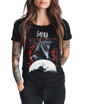 Kobieta z długimi włosami i tatuażami nosi czarną koszulkę damską GOJIRA "Grim moon" z abstrakcyjną czarno-biało-czerwoną grafiką, stojącą na białym tle.
