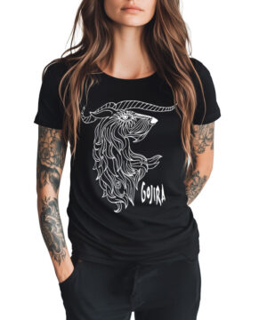 Osoba o długich włosach i wytatuowanych ramionach nosi czarną koszulkę damską GOJIRA "Horns" z ilustracją białej kozy.