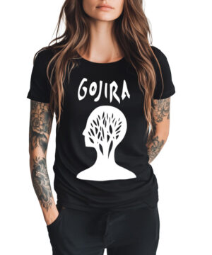 Kobieta z wytatuowanymi ramionami nosi czarną koszulkę GOJIRA "L'Enfant Sauvage white" z sylwetką głowy wypełnioną gałęziami drzew.