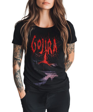 Osoba z długimi włosami i wytatuowanymi ramionami nosi czarną koszulkę damską GOJIRA "Lightning strike" z odważną czerwono-fioletową grafiką, stojącą na białym tle.