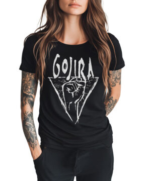 Osoba z długimi włosami i widocznymi tatuażami na ramieniu nosi czarną koszulkę damską GOJIRA "Power glove" ze stylizowanym logo Gojira i grafiką uniesionej pięści z przodu.