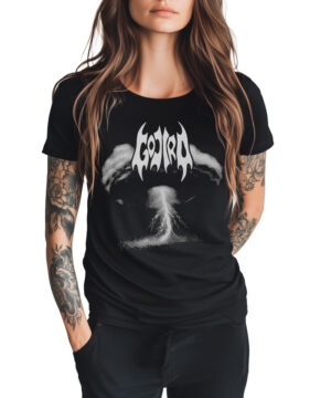 Kobieta z długimi włosami i tatuażami na obu ramionach ma na sobie czarną koszulkę damską GOJIRA "Storm" i czarne spodnie, stojąc na białym tle.