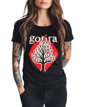 Kobieta z wytatuowanymi ramionami nosi czarną koszulkę damską GOJIRA "Single tree" z białym wzorem drzewa z czerwonymi akcentami i napisem Gojira nad nim.