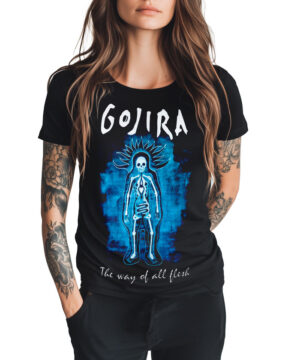 Osoba z wytatuowanymi ramionami nosi czarną koszulkę GOJIRA "The way of all flesh" przedstawiającą stylizowaną postać ludzką na niebieskim tle.