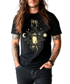 Osoba z długimi włosami i tatuażami nosi czarną koszulkę męską GOJIRA "Celestial snakes" ze smokiem i geometrycznym wzorem, stojącą na białym tle.