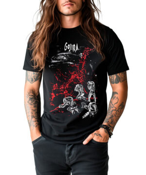 Osoba z długimi włosami ma na sobie czarną koszulkę GOJIRA "Eiffel falls" z biało-czerwoną grafiką i stoi z rękami w kieszeniach na białym tle.