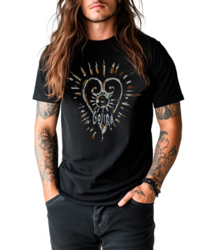 Osoba z długimi brązowymi włosami i tatuażami nosi czarną koszulkę GOJIRA "Fortitude heart" z motywem serca i wybuchu słońca, stojąc na białym tle.