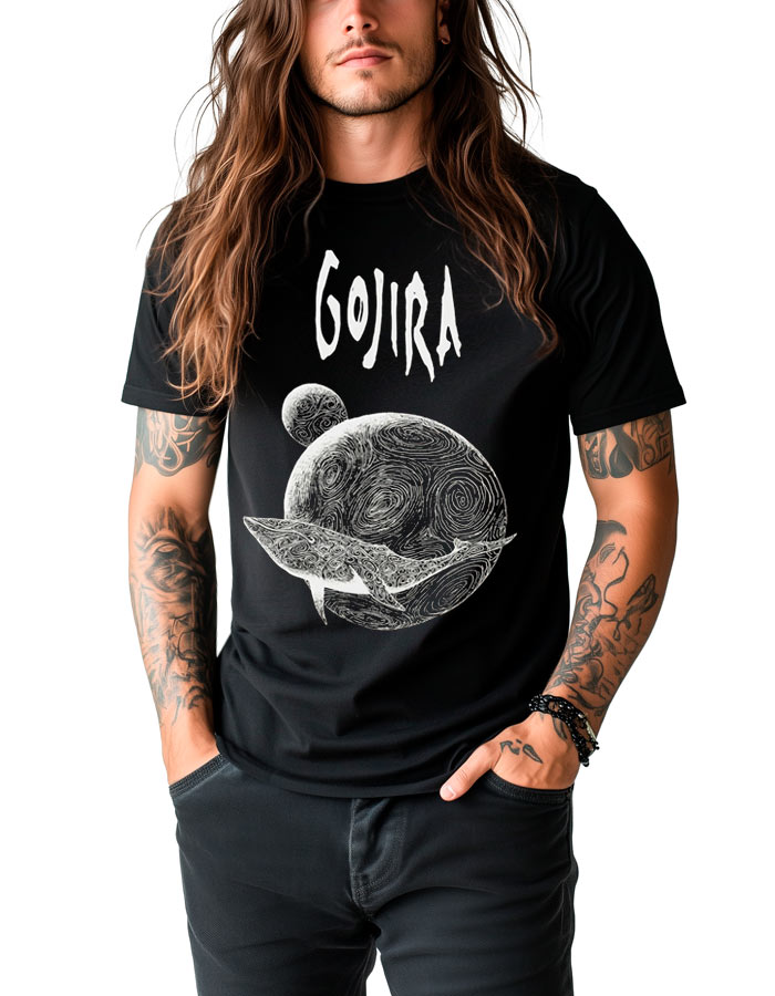 tshirt-muzyczny-meski-czarny-gojira-from-mars-to-sirius-10th-anniversary Osoba z długimi włosami i tatuażami nosi czarną koszulkę męską GOJIRA "From Mars to Sirius 10th Anniversary" z motywem planety i grafiką wieloryba.