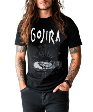 Osoba z długimi włosami i tatuażami, ubrana w czarną koszulkę GOJIRA "From Mars to Sirius" i czarne spodnie, stoi z rękami w kieszeniach na białym tle.