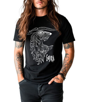 Osoba z długimi włosami i tatuażami nosi koszulkę męską GOJIRA "Rogi" - czarną koszulkę z białym rysunkiem kozła i napisem Gojira.