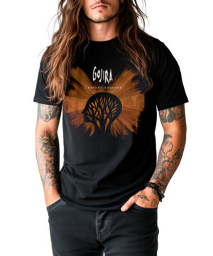 Osoba z długimi włosami i tatuażami ma na sobie czarną koszulkę GOJIRA "L'Enfant Sauvage" z abstrakcyjnym wzorem drzewa, stojącą na białym tle.